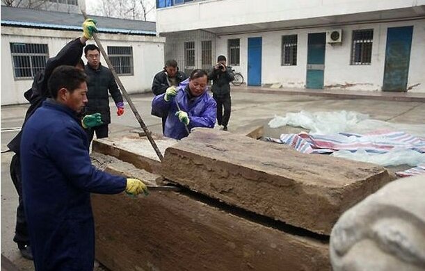 znaleźli pod ziemią pudełko, screen Google