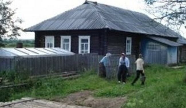 Córka i syn pobiegli do starej chaty. Z Mikołajem mieszkała chora matka. Jednak dzieci nie przyszły zobaczyć dziadka