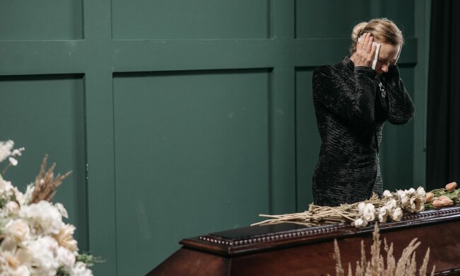 Z życia wzięte. Na pogrzebie męża obca kobieta położyła na grobie obrączkę. Wygrawerowana data zmieniła wszystko, co wiedziałam o swoim małżeństwie
