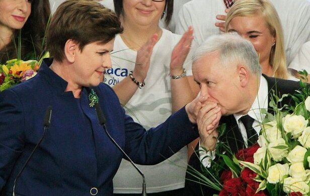 Beata Szydło balowała na imprezie z Prezesem Kaczyńskim. Do sieci wyciekły zdjęcia z ich zabawy