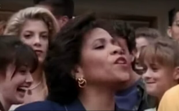 Kadr z serialu "Beverly Hills 90210" z Denise Dowse/YouTube @ABC7