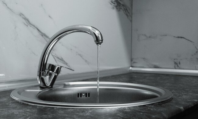 Jedna kropla i problem znika. Zlew przestaje łapać zacieki z wody