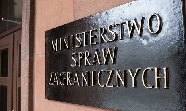 Ministerstwo Spraw Zagranicznych umieściło w oficjalnym komunikacie niesmaczny żart. Internauci są oburzeni