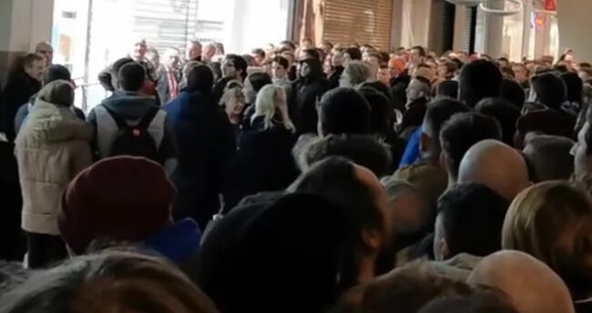 Przed marketem zebrał się tłum ludzi. Czyżby koronawirus ich nie dotyczył