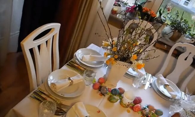 Wielakanocny stół/YouTube @ Babcia Bożenka Robótki na Drutach i inne Robótki