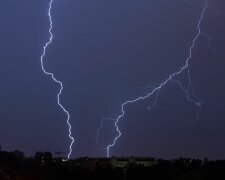 Gwałtowna ulewa uderzyła w miasto. Ulice zamieniły się w jeziora, kierowcy mieli problem z przejazdem