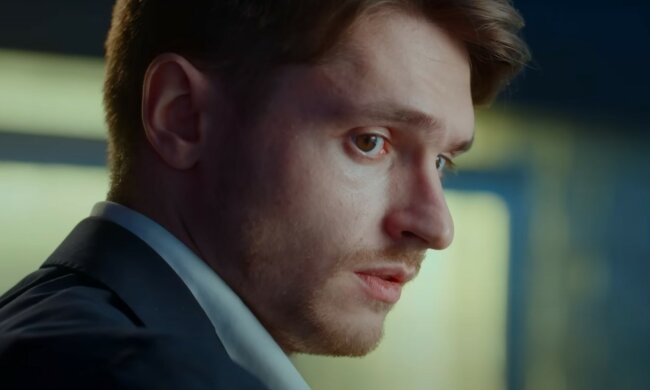 Posmutniał, otrzymując prezent, źródło: YouTube/LOVEBUSTER