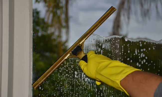 Dodaj to do płynu do szyb. Okna będą bez smug i zacieków