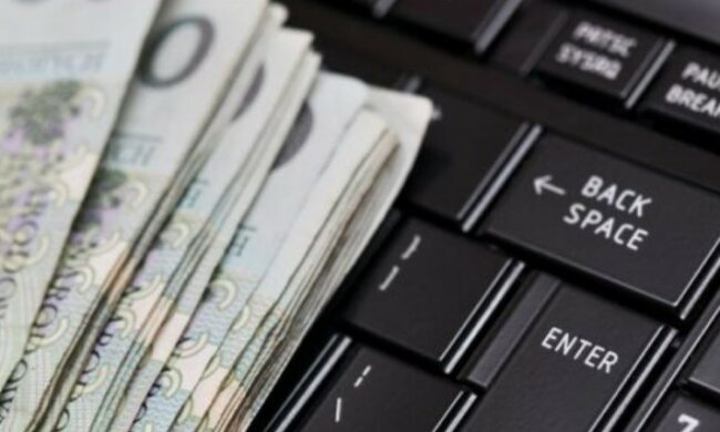 Seniorzy rezygnują z pobierania emerytury "do ręki". Kto na tym traci najbardziej