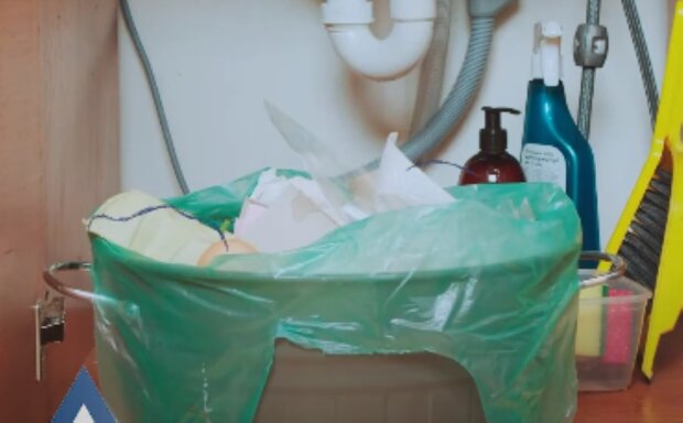 Kosz na śmieci/YouTube @Sobic Home - soda oczyszczona