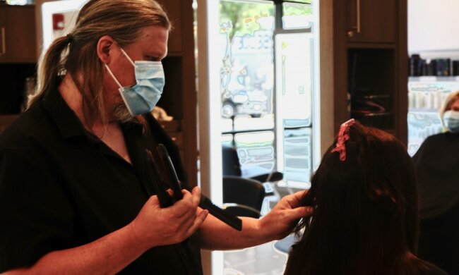 Fryzjer w pandemii/screen Youtube