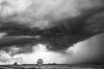 Tornado wyrwało okno w wieżowcu. Mężczyzna wypadł z mieszkania na 12. piętrze. Przerażające nagranie