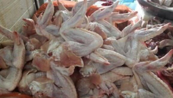 Ważna wiadomość dla konsumentów drobiu. Wykryto koronawirusa na mięsie z kurczaków. Wiemy, skąd było