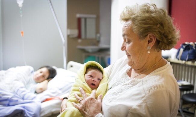 Najstarsi najmłodszym. Ruszył projekt "Senior maluszka tuli". O co w nim chodzi