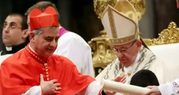 kard. Angelo Becciu i papież Franciszek/YouTube @CBS News