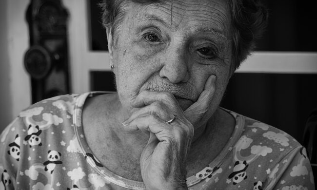 Z życia wzięte. Syn zaprosił mnie na rodzinny obiad po dwóch latach milczenia. Zanim podano deser, jego żona położyła przede mną teczkę