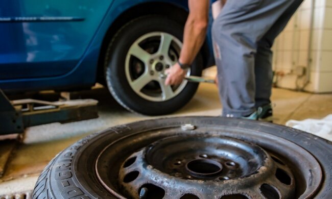 Nadchodzi zima. Kiedy jest najlepszy czas na wymianę opon w aucie