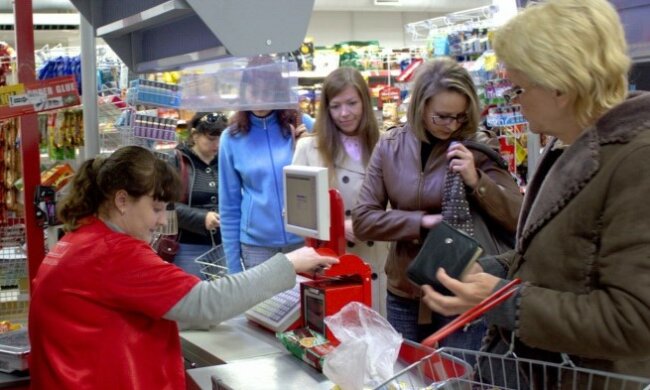 Seniorce łzy napłynęły do oczu, a ludzie w kolejce zastygli w martwej ciszy. Rzadko zobaczysz to przy kasie. Co się stało