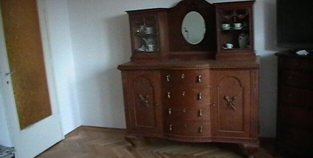 Podczas świątecznych porządków kobieta odkryła tajemniczy schowek w kredensie. Jego zawartość była zaskakująca, zawiadomiła Policję