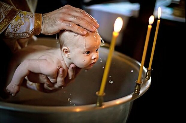 Dziecko zostało ochrzczone, a dorośli wzdrygnęli się na jego płacz. Kiedy matka podeszła do księdza, jego odpowiedź sprawiła, że ​​zaczęła płakać