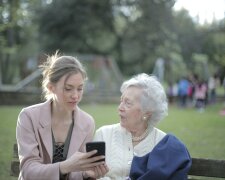 Z życia wzięte. "Córka oddała matkę do domu opieki": Wszystko odmieniło się, gdy brat kupił jej dom