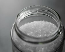 Stawiają sól przy progu i mówią o niezwykłym efekcie. Dawny zwyczaj znów wraca do domów