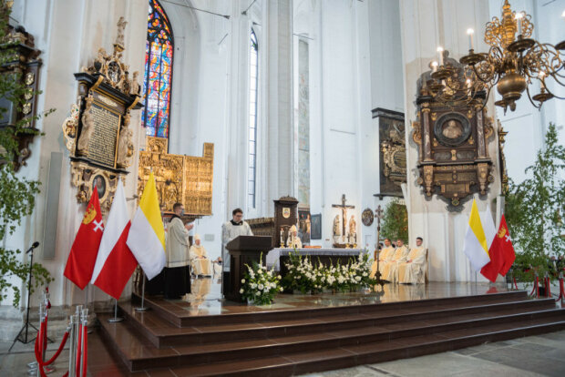 Gdańsk: w tym roku Boże Ciało bez tradycyjnej procesji ulicami miasta. Jak wyglądała uroczystość w Bazylice Mariackiej?