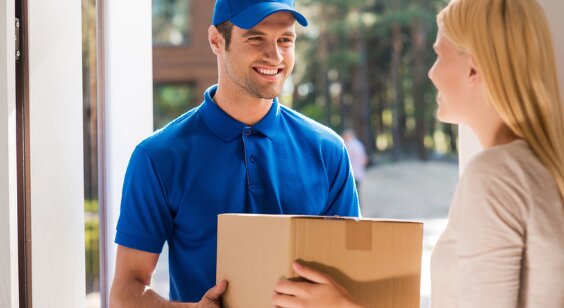 Coraz częstsza praktyka firm kurierskich. Zamiast paczki dostajesz SMS-a