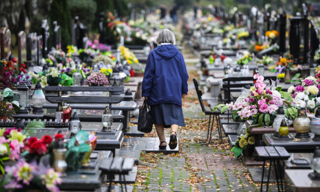 Zakaz nie powstrzymuje Polaków. Co dzieje się teraz na cmentarzach