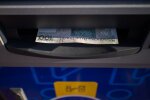 Skarbówka śledzi transakcje bankowe Polaków. Czego lepiej unikać robiąc przelewy