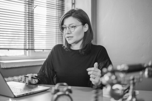 Z życia wzięte. "Mąż kazał mi oszczędzać na wszystkim": Myślałam, iż zbiera na wakacje, a on szykował rozwód
