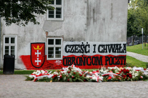 Gdańsk: akt patriotyzmu czy wandalizmu? Mural, który pojawił się na Domu Dobroczynności i Sierot podzielił mieszkańców i komentujących