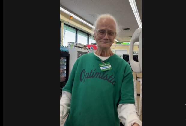 75-letnia kasjerka wciąż pracuje w sklepie. Jeden klient sprawił, iż popłakała się przy kasie