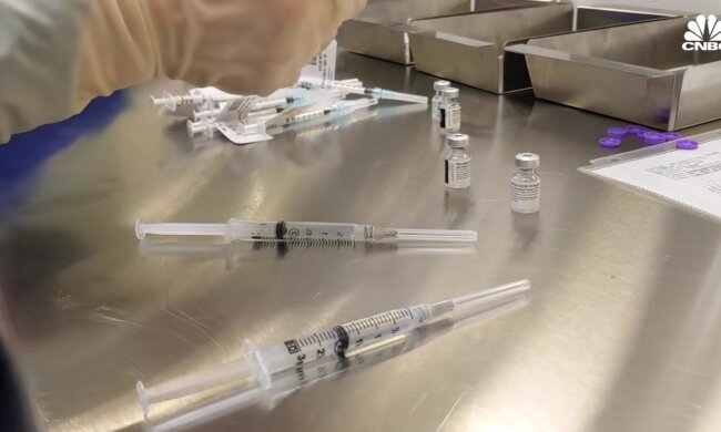 Szczepienie na COVID-19. Źródło: Youtube CNBC