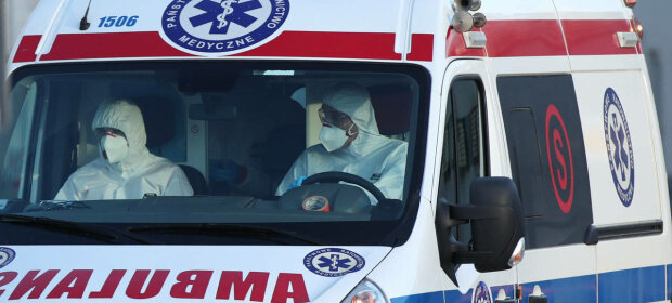 Starsza kobieta przygotowała paczkę dla ratowników medycznych, źródło: MedExpress.pl