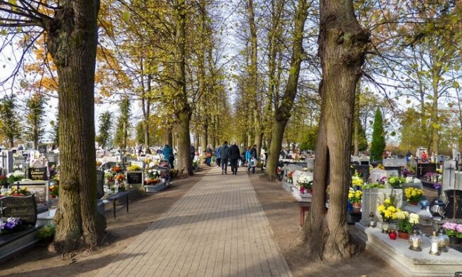Czy można chodzić na cmentarz? Źródło: extraswiecie.pl