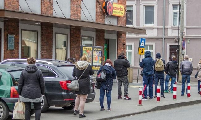 80 procent Polaków będzie czekać na świąteczne promocje. Screen: wyborcza.pl