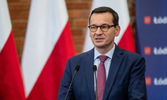 Premier Mateusz Morawiecki odwiedził kogoś na warszawskich Powązkach. Paparazzi nie spuszczali go z oczu. Komu oddał cześć