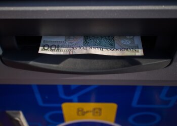 Skarbówka śledzi transakcje bankowe Polaków. Czego lepiej unikać robiąc przelewy