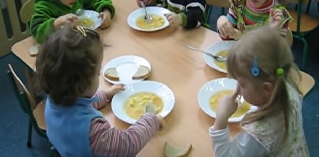 jedzenie w przedszkolu, screen Youtube @matiwo1410