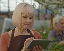 Grzywka po 50-tce to dobry pomysł/YouTube @Styl po 50-tce