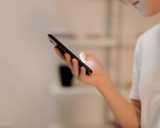 Nieznane numery dzwonią bez przerwy. Włącz tę opcję w telefonie