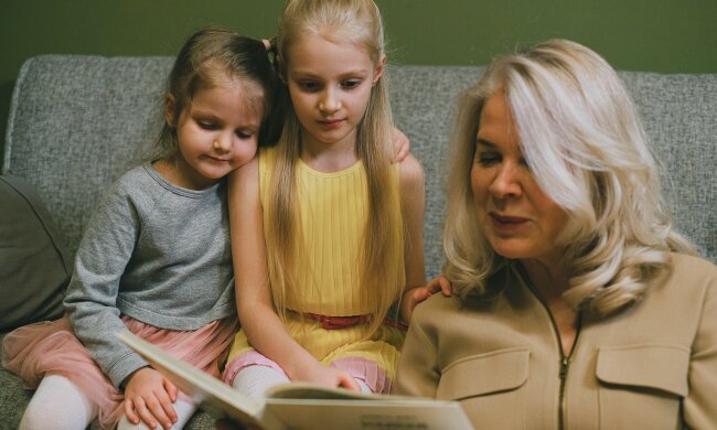 Z życia wzięte. Mama nie chce pilnować własnych wnuków, choć pracuje jako opiekunka. Nie rozumiem, dlaczego dla obcych dzieci zawsze znajduje czas