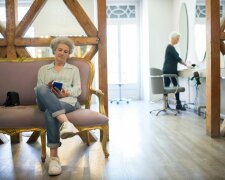 Z życia wzięte. "Mam 75 lat i nadal chodzę do salonów urody": To, co usłyszałam od młodych dziewczyn, oburzyło mnie