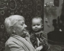 Z życia wzięte. "Przy naszym dziecku była zbyt zmęczona": Gdy urodziła jej córka, babcia nagle odżyła