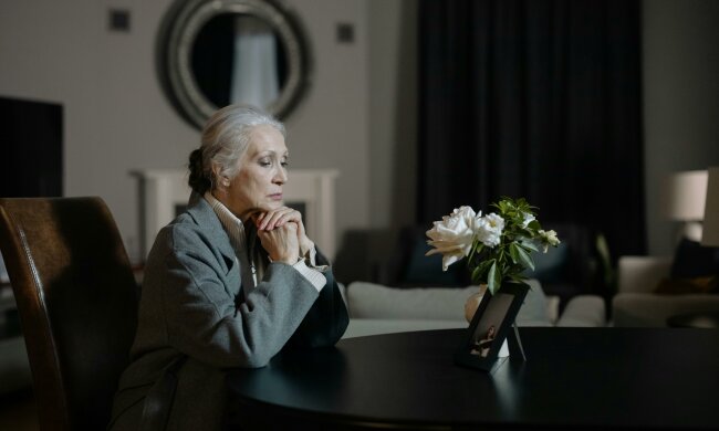 Z życia wzięte. "40 lat małżeństwa i jedno zdjęcie, które zniszczyło wszystko": Na pogrzebie męża dowiedziałam się o jego drugiej rodzinie