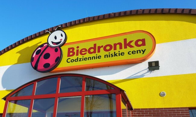 Zachowanie pracowników Biedronki oburzyło klientów. W obliczu ostatnich wydarzeń ignorują zasady higieny? Sieć wydała oświadczenie w tej sprawie