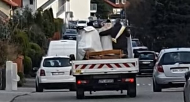 Ksiądz modlił się podczas jazdy na ciężarówce. Chciał przepędzić koronawirusa