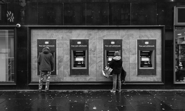 Złodzieje obserwują klientów bankomatów. Metoda "na kolec" może pozbawić ich pieniędzy w kilka sekund