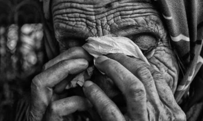 Z życia wzięte. Bezduszny syn wypędził własną matkę na ulicę. Była zmuszona grzebać w śmieciach i żebrać. Pewnego dnia poznała kobietę